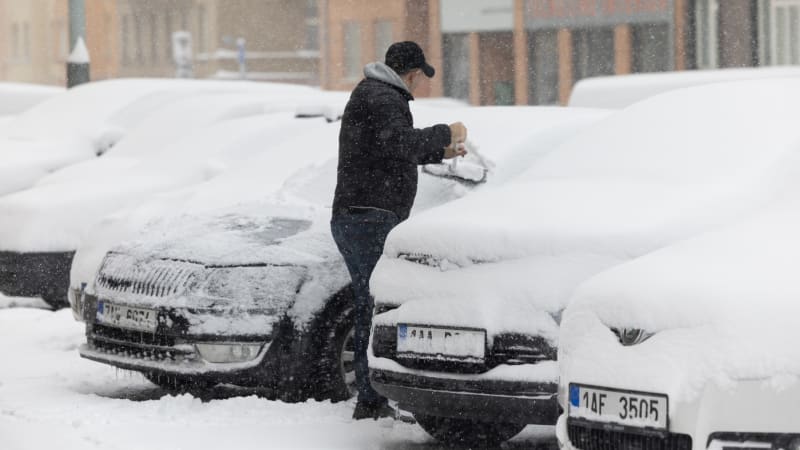 Za běžnou praxi při škrábání namrzlých skel u auta hrozí pokuta. Řidiči často netuší proč