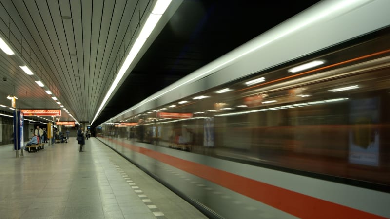 Žena skočila pod metro ve stanici Palmovka. Část linky B hodinu stála