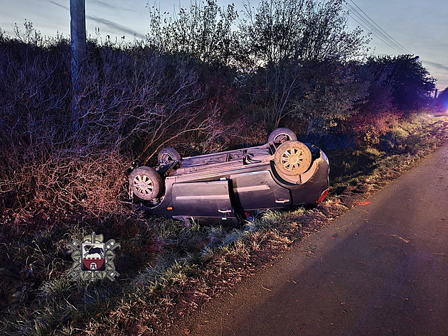 Osmnáctiletý řidič vyjel ze silnice, po nárazu do mostku skončilo auto na střeše