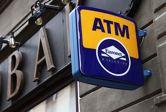 Bankomaty Euronet mají nový poplatek. Připlatí si lidé s českou kartou