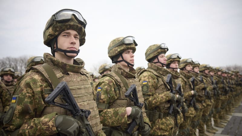 PŘEHLEDNĚ: Peníze jako motor války. Rusko láká na odměny, Ukrajina rekruty loví v ulicích