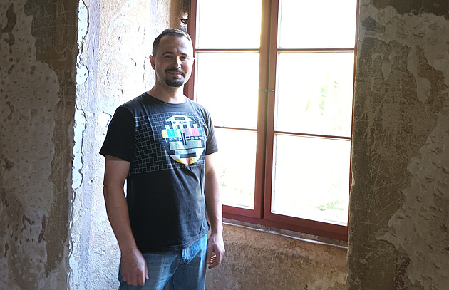 Truhlář vrací tvář cennému glorietu. Dřevo vysychalo sedm let, popisuje