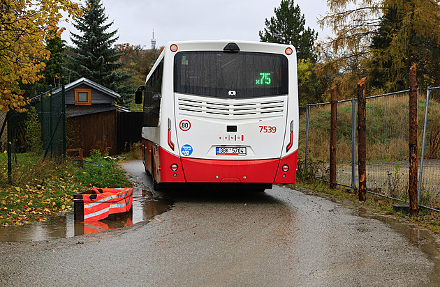 Napětí kvůli uzavírce se stupňuje. Kameny nahradil květináč, padla předžalobní výzva