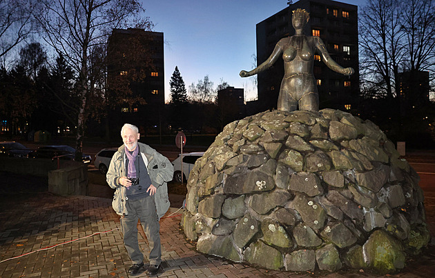 Ikonická Bohyně hor v Třinci už má svého sochaře. Tabulku odhalil sám Kurt Gebauer