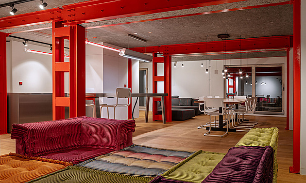 Ve starém ohavném hotelu v Alpách vykouzlili místo pokojů skvělý apartmán