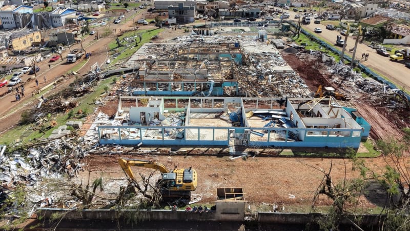 Ničivé tornádo vmžiku zpustošilo město, ukazuje video. Do 40 vteřin bylo hotovo, líčí svědek