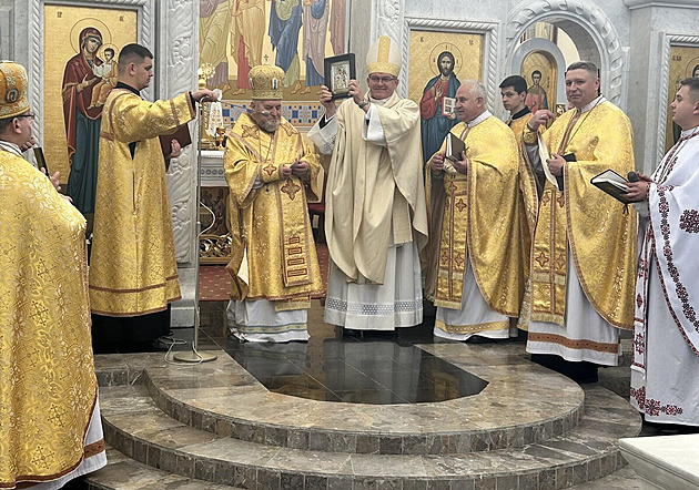Tajná mise olomouckého arcibiskupa na Ukrajině. Viděl rakety i ulici hrdinů