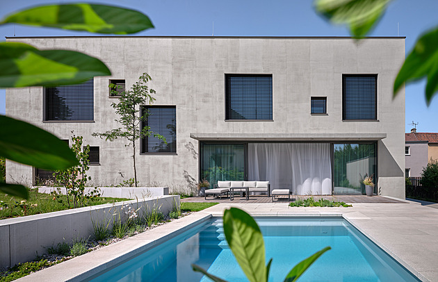 Dům v Čakovicích umí překvapit. Uvnitř kouzlí se světlem i otevřeným prostorem