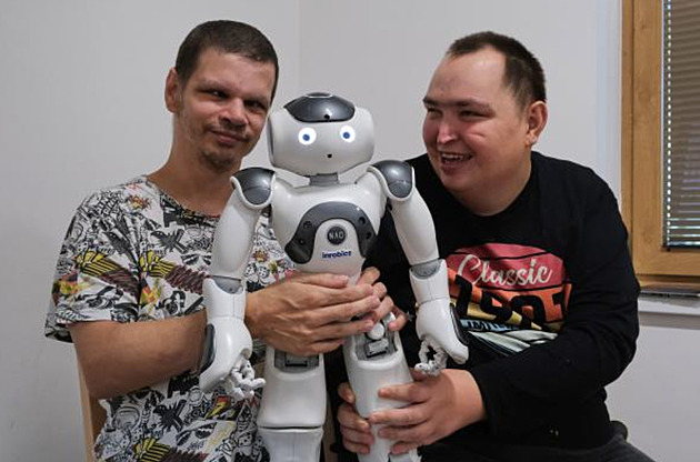 Naslouchá i motivuje. Při terapii lidí s autismem či demencí pomáhá robot