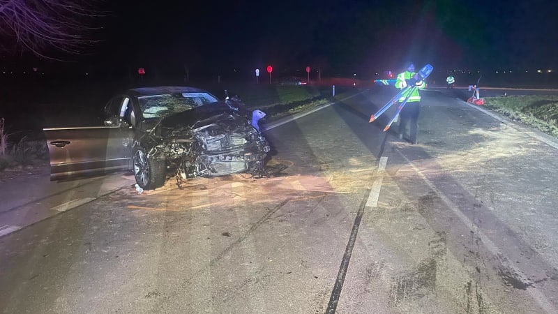 Tři mrtví na Svitavsku: Po srážce dvou aut zasahoval i vrtulník, silnice je uzavřena