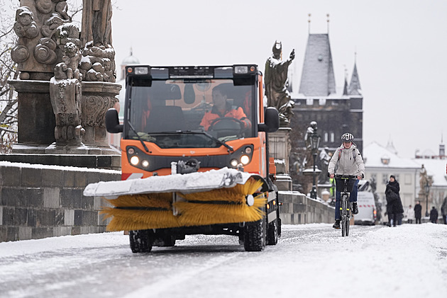Česko zasypal sníh. Na silnicích se tvoří ledovka, D1 kvůli kamionům kolabuje