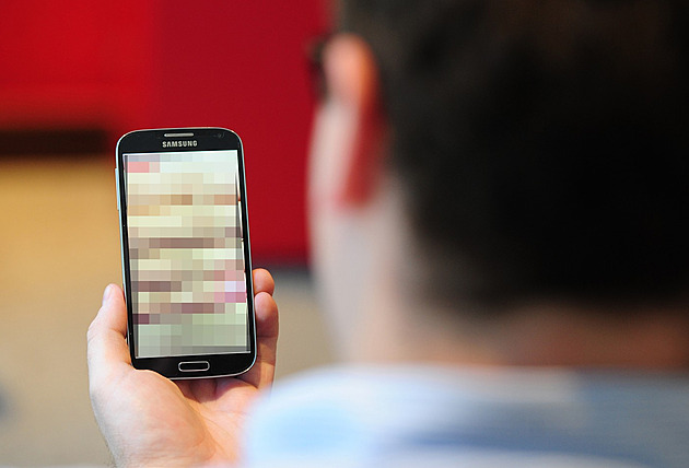 Policie chce obžalovat devět lidí v kauze porna Czech casting, některé ze znásilnění