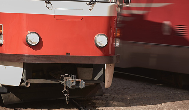 V Praze nejezdí část tramvajové linky 13, nákladní vůz strhl trolej