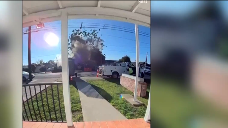 Výbuch rozmetal rodinný dům v Kalifornii. Silnou explozi zachytila kamera