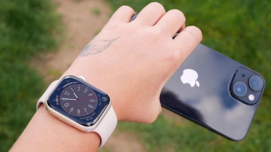 iOS 26.3 bourá stará omezení. iPhone dokáže posílat notifikace na hodinky třetích stran