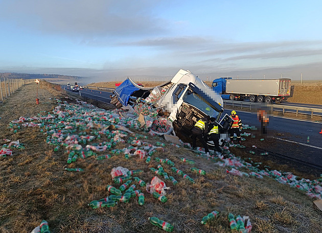 Po nehodě na D6 se z kamionu rozletěly lahve s vodou, v mlze se pak znovu bouralo