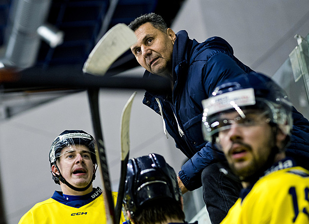 Hasič na ledě, Hejduk v hledišti, Růžička na střídačce: Amatéry musím hladit!