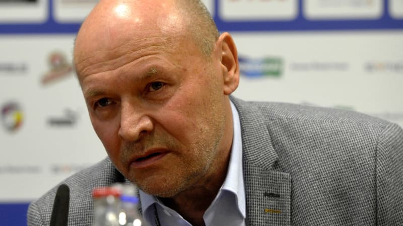 Fotbalové reprezentace se nakonec ujme trenér Koubek, 74letý veterán chce v týmu zapálit oheň