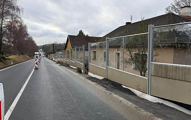 Hluk z hlavního tahu ve vsi snížila prosklená stěna. Vede i přes starou studnu