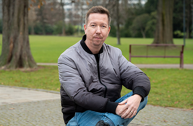 Z auta se kouřilo, řidič umíral. Svědek zachránil muže, který dostal infarkt