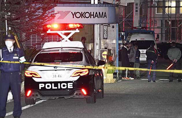 Muž pobodal osm lidí v japonské továrně. Další postříkal chemikálií