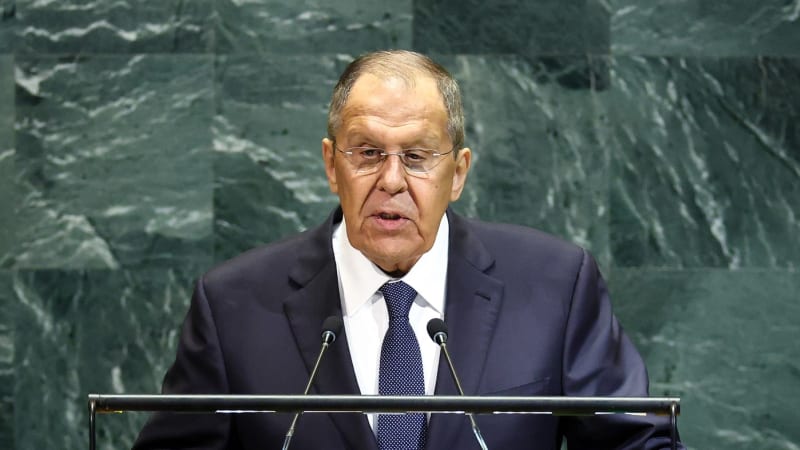 Lavrov: V bojích na Ukrajině má Rusko strategickou iniciativu. Západ se s tím musí smířit