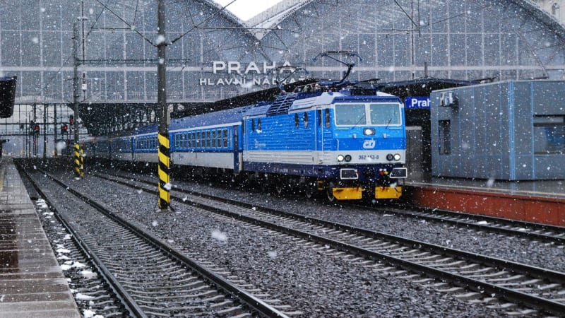 Mrtvý muž na kolejích v Praze: Smrt mladíka zastavila provoz vlaků v hlavním městě
