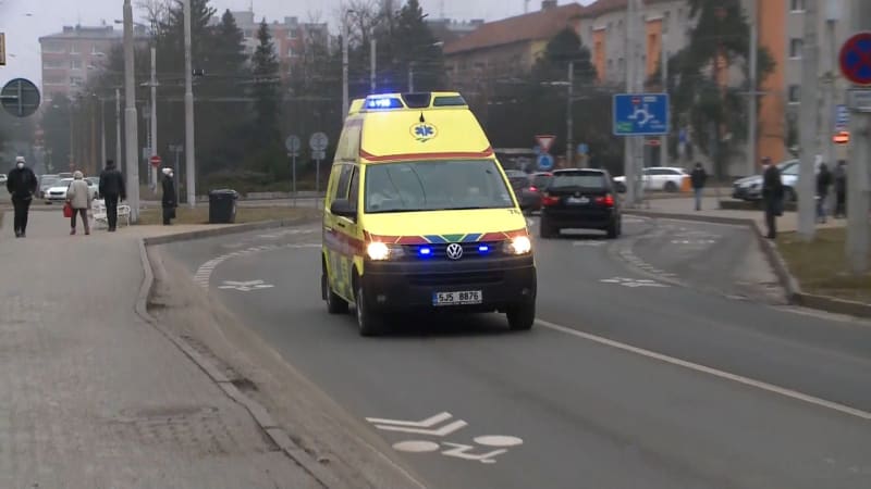 Drama v Jihlavě: Auto dostalo smyk a smetlo skupinu chodců. Záchranáři hlásí zraněné