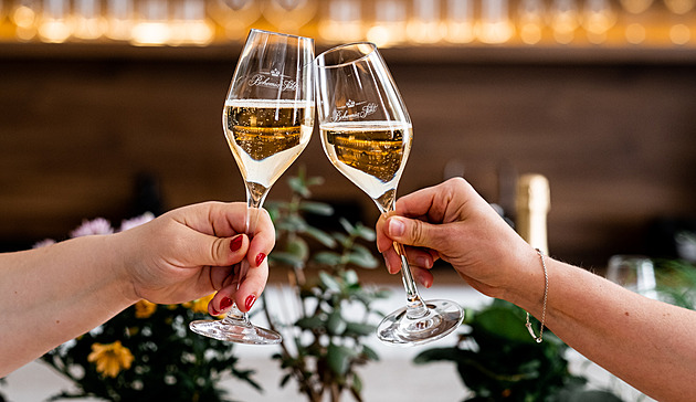 Skákání ze židlí i barevné oblečení. Tak se slaví nový rok ve světě