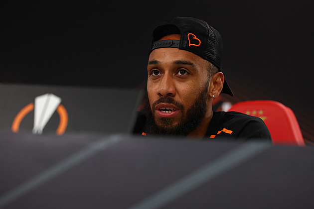 Vláda Gabonu rozprášila reprezentaci, bývalou hvězdu Arsenalu vyloučila