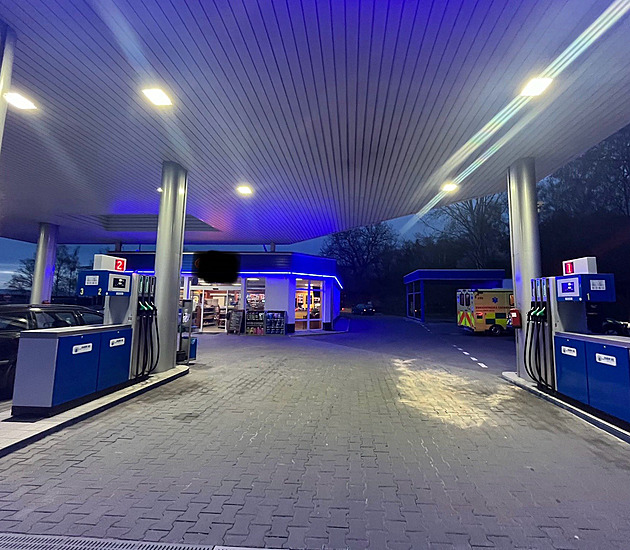 Opilec s pořezaným penisem se připotácel na benzínku, skončil v nemocnici