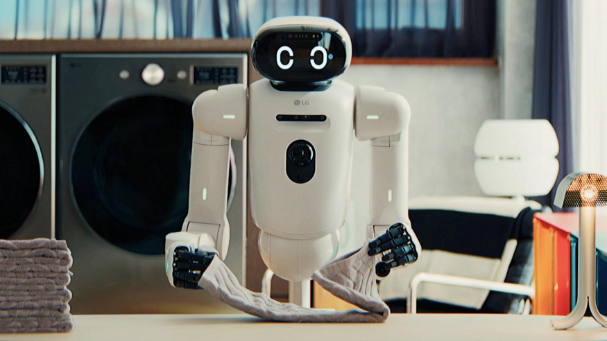 Konec domácím pracím? Robot od LG za vás vypere, vyžehlí a připraví snídani