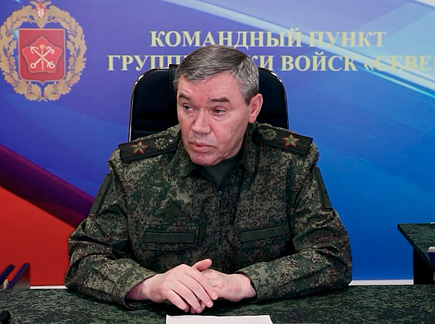 „Zkřivená držka, debilní ksicht.“ Rusky se v odposlechu smějí Gerasimovovi