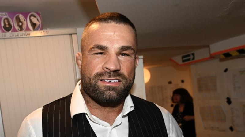 Posun ve Vémolově kauze: Policie obvinila další lidi, nad zápasníkem visí otazník