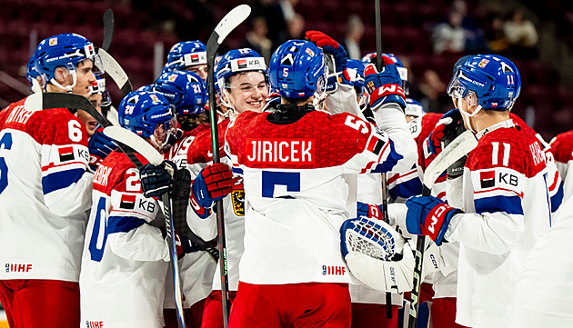 Junioři se konečně dostali domů. Smutné stříbro přeměnili v mezičase ve veselé