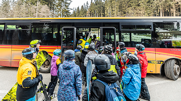 Skibusem k vleku i do stopy. Víkendové spoje opět vozí lyžaře na hřebeny Jeseníků