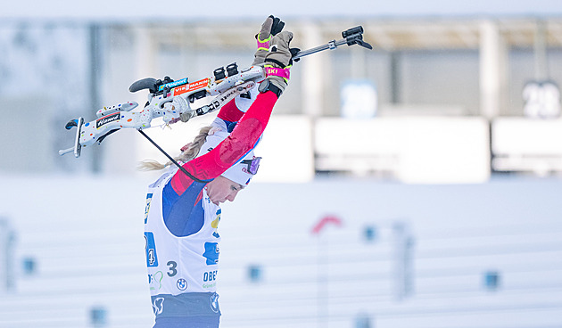 Björndalen klikoval, Francouzky (ne)slavily a Češky se marně praly ve zmrzlé štafetě