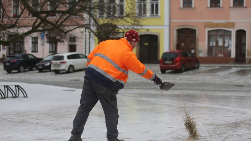 Česko zalévá mrznoucí déšť. Mapa ukazuje, kde hrozí největší nebezpečí ledovky