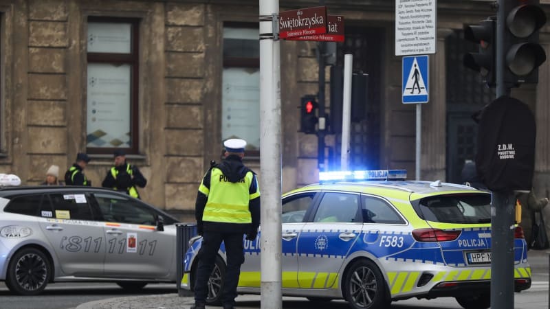 Obtěžoval mě, obvinila žena policistu v Mokotově. Pak přišel zvrat, velitelství zuří