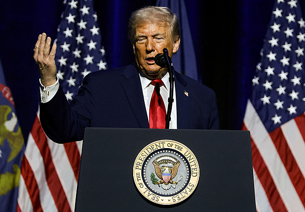 „Ochránce pedofilů,“ vyslechl si Trump v továrně Ford. Reagoval obscénním gestem