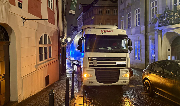 Ach, ta navigace. Řidič kamionu to vzal úzkou Nerudovkou, v půlce se zasekl