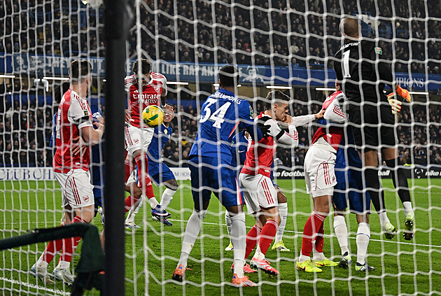 Jednou neplatí, druhý den už ano. Řešení ofsajdu po agresivním rohu hýbe Anglií