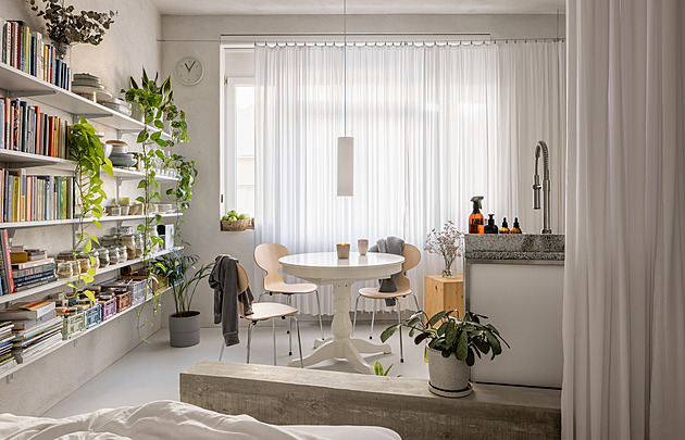 Malý byt zvětšily příčky z luxfer. Teď je všude světlo a volný prostor