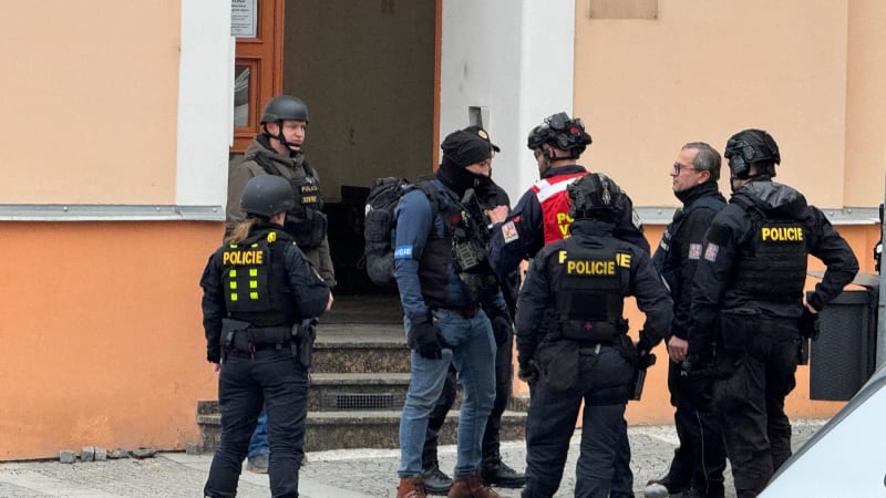 Učitel nahlásil střelbu na pražské škole, testoval reakci policie. Záběry ukazují její zásah