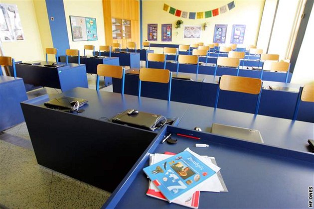 Učitel odsouzený za sexuální útok zůstává na gymnáziu. Ať odejde, píší někteří