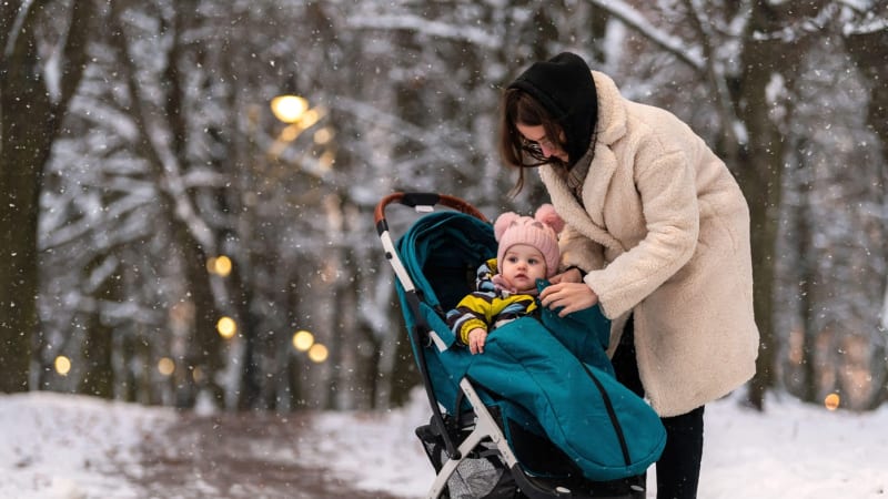 Opilá matka v Šumperku vyvezla dítě do mrazu. Kolik? Divila se na videu po dechové zkoušce