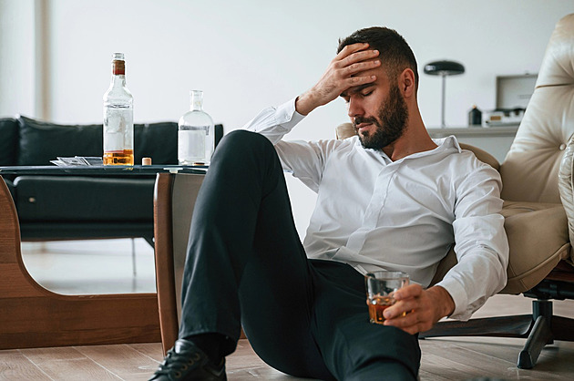 Pracují i pijí na plný plyn. Jak funkčním alkoholikům co nejlépe pomoci?