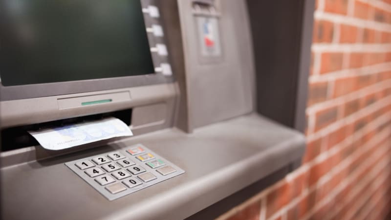 Velká česká banka vypne aplikaci: Nebude fungovat výběr z bankomatů či platby na internetu