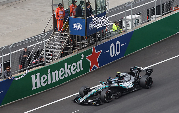 Závod F1 v Číně ovládl mladík Antonelli, porouchané mclareny ani neodstartovaly