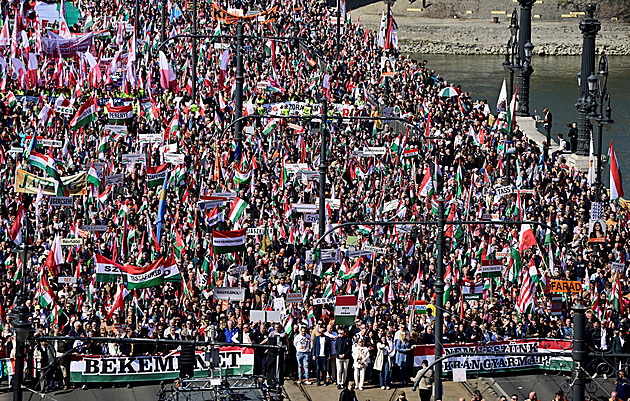 Orbán i jeho volební sok Magyar svolali své příznivce do ulic Budapešti